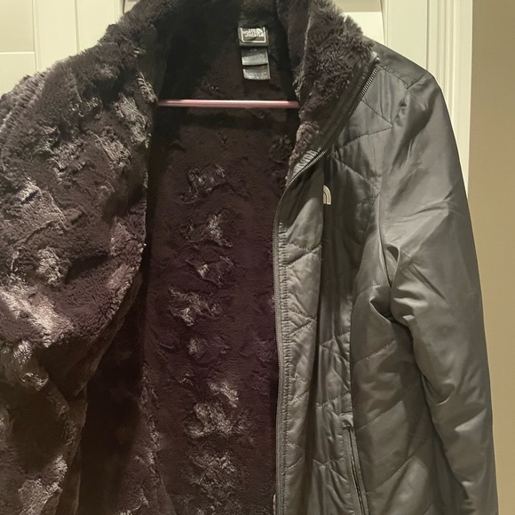 Women’s Large North Face jacket with faux fur on the inside - Picture 4 of 4